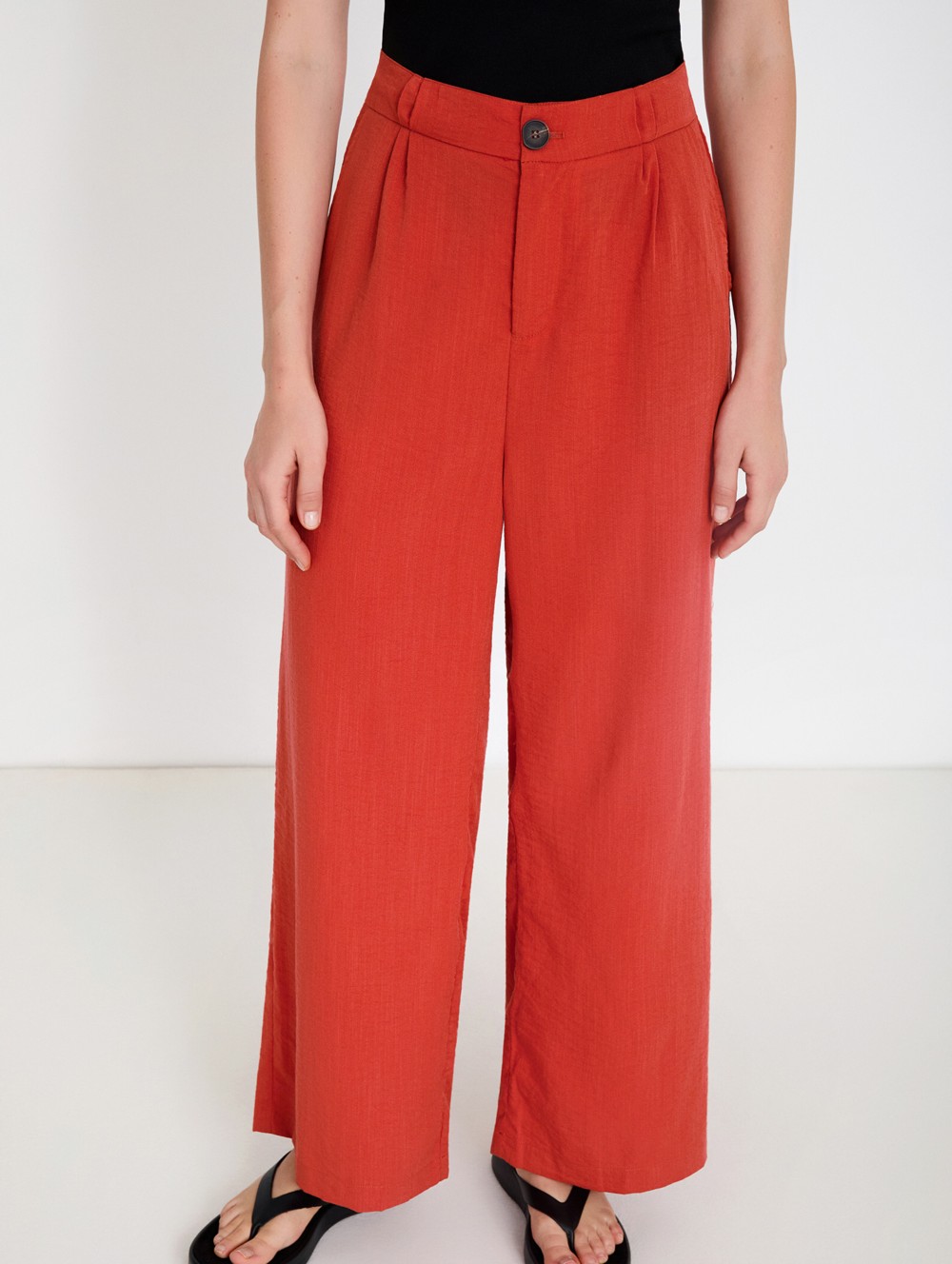 Flowing pleated trousers