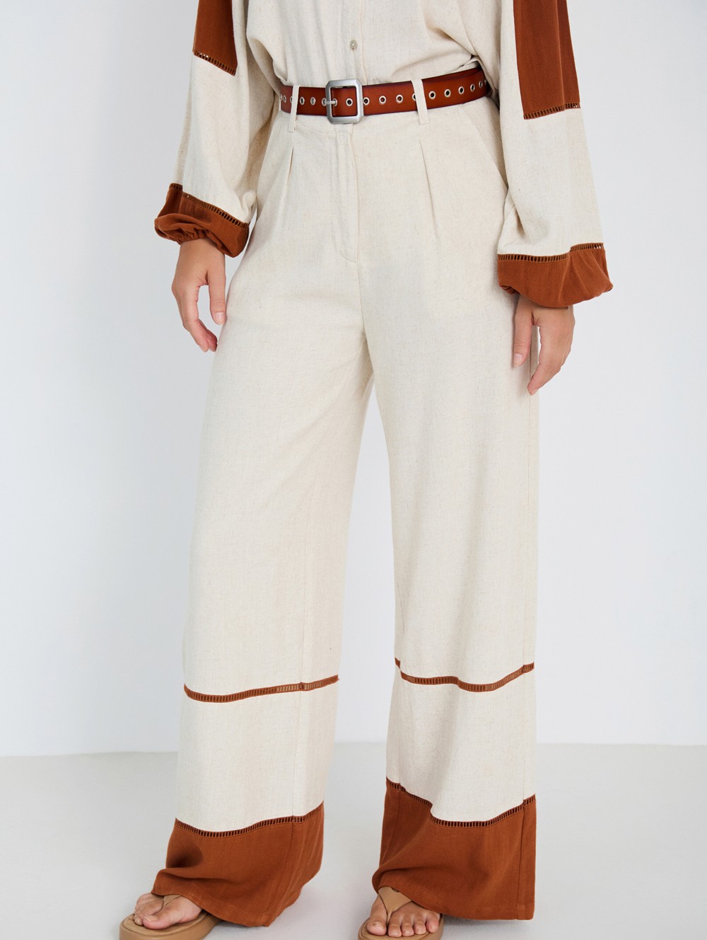 Trousers with contrast detail