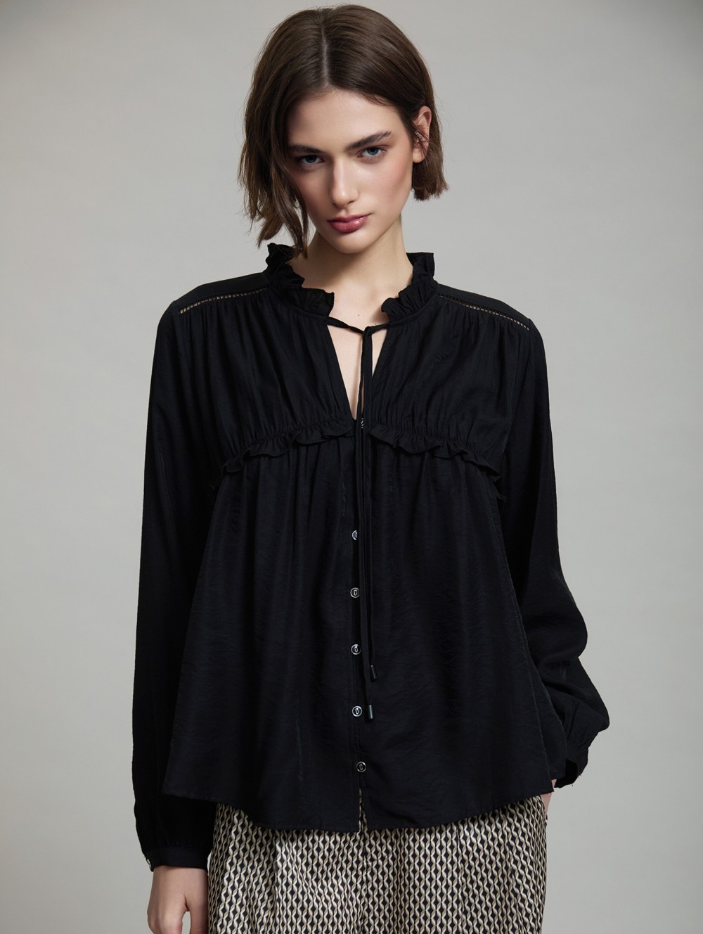 Fluid blouse with ruffles