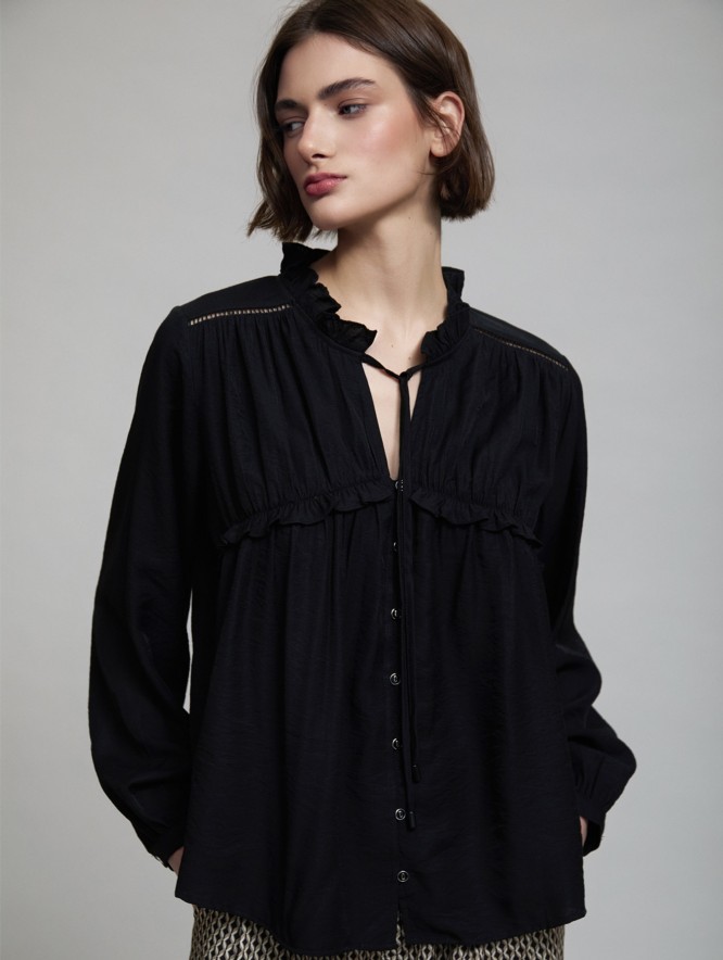 Fluid blouse with ruffles