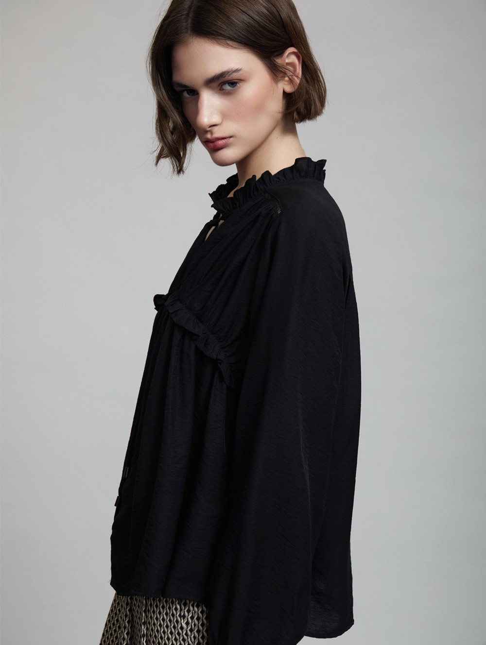 Fluid blouse with ruffles