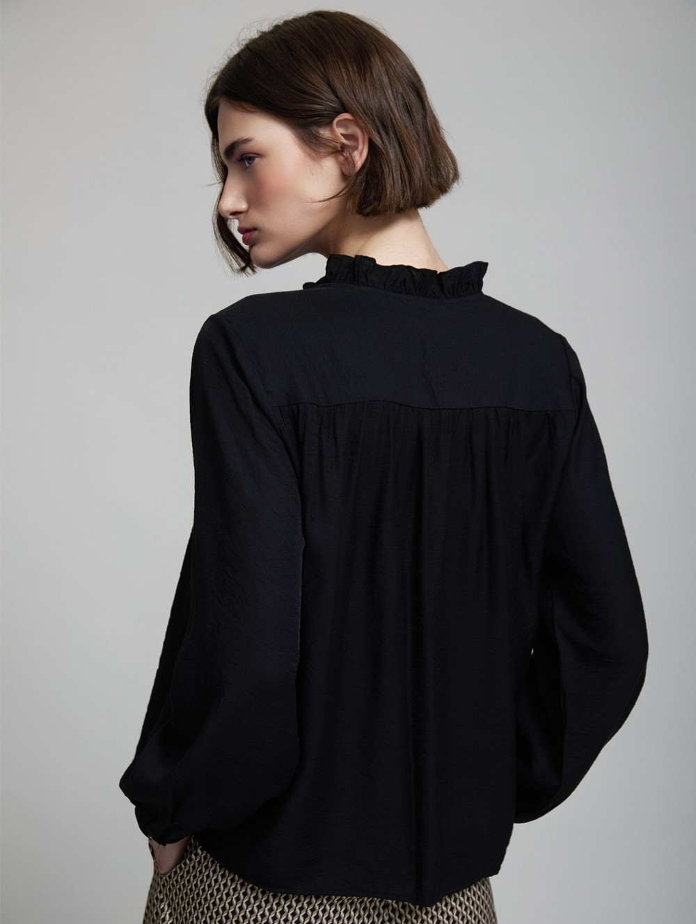 Fluid blouse with ruffles