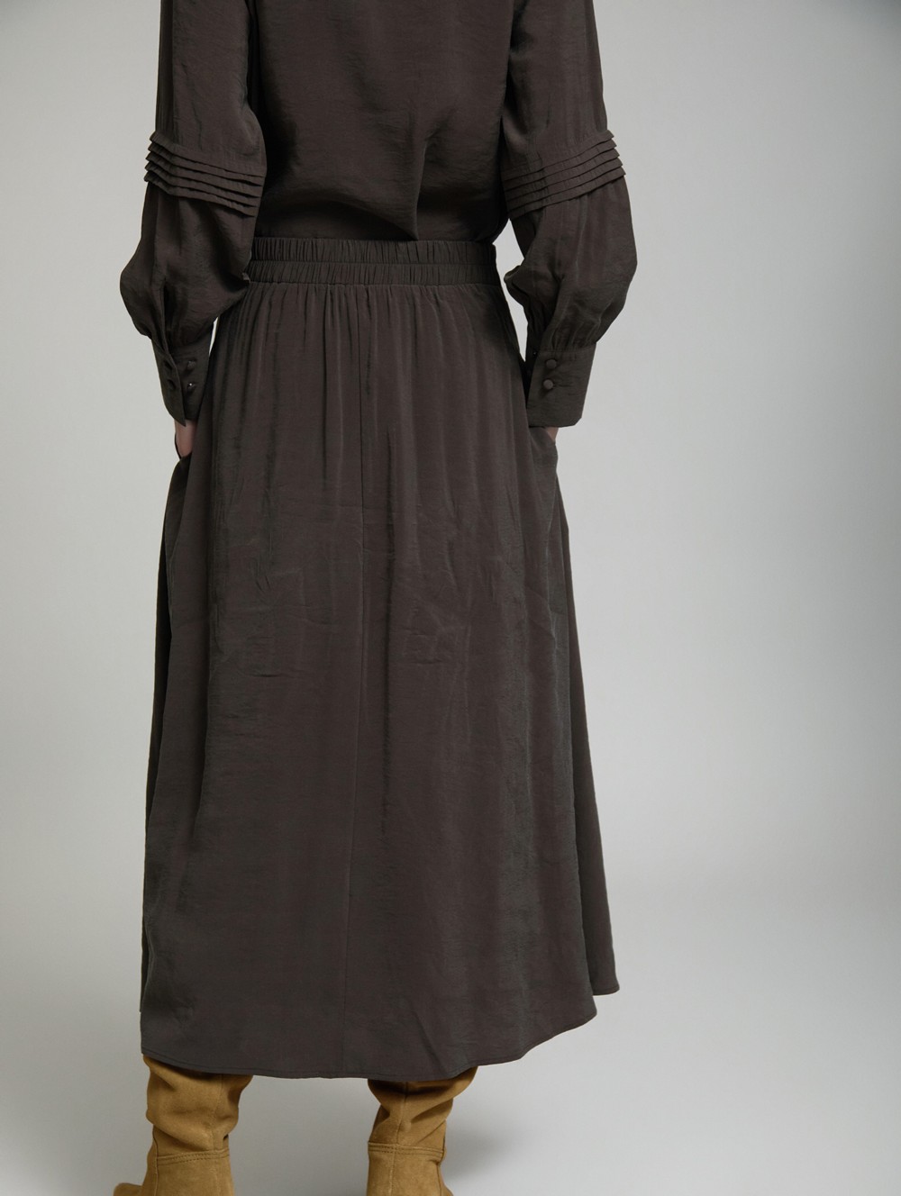 Midi skirt with covered buttons