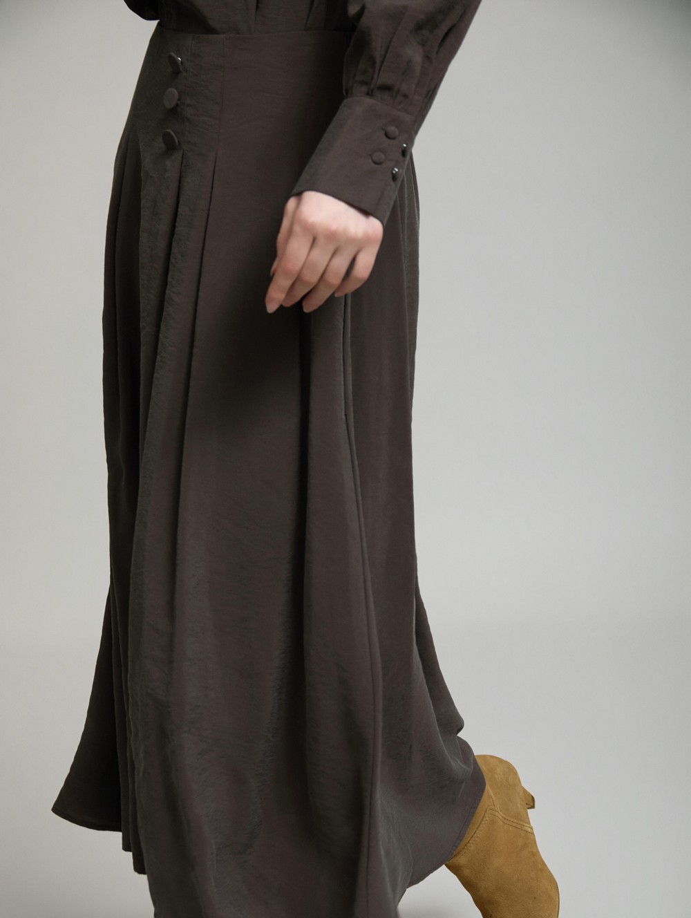 Midi skirt with covered buttons
