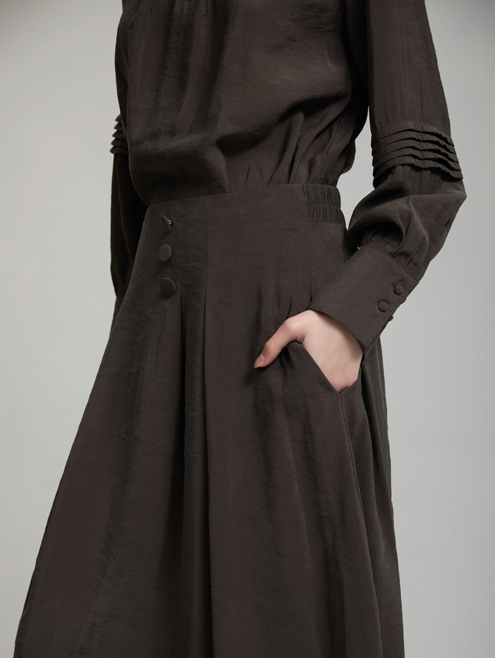 Midi skirt with covered buttons