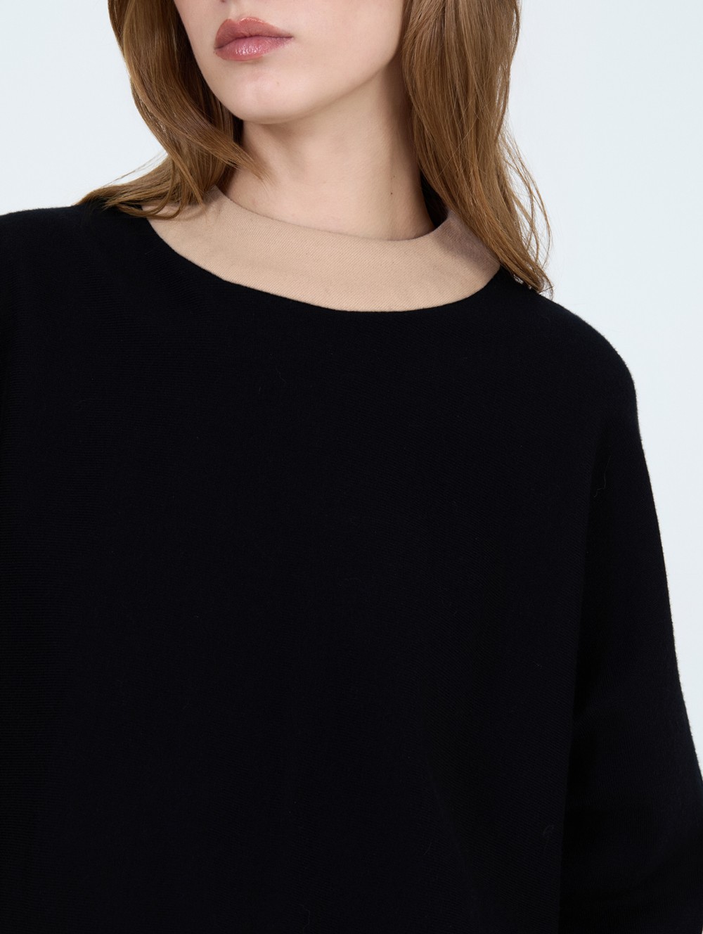 Contrasting bimaterial sweater 4