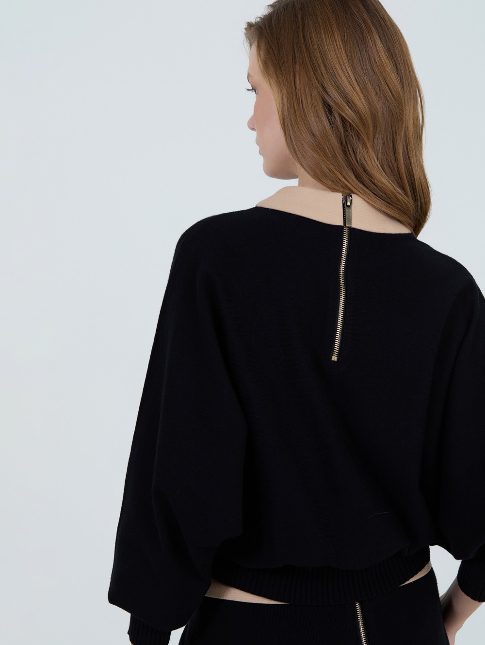 Contrasting bimaterial sweater 1