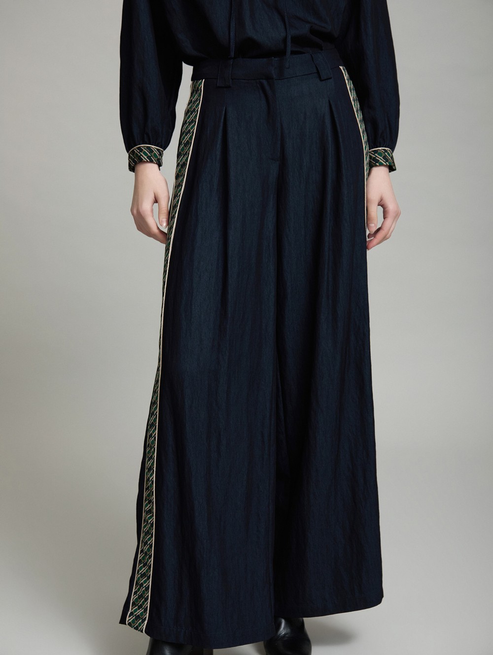 Trousers with contrast print