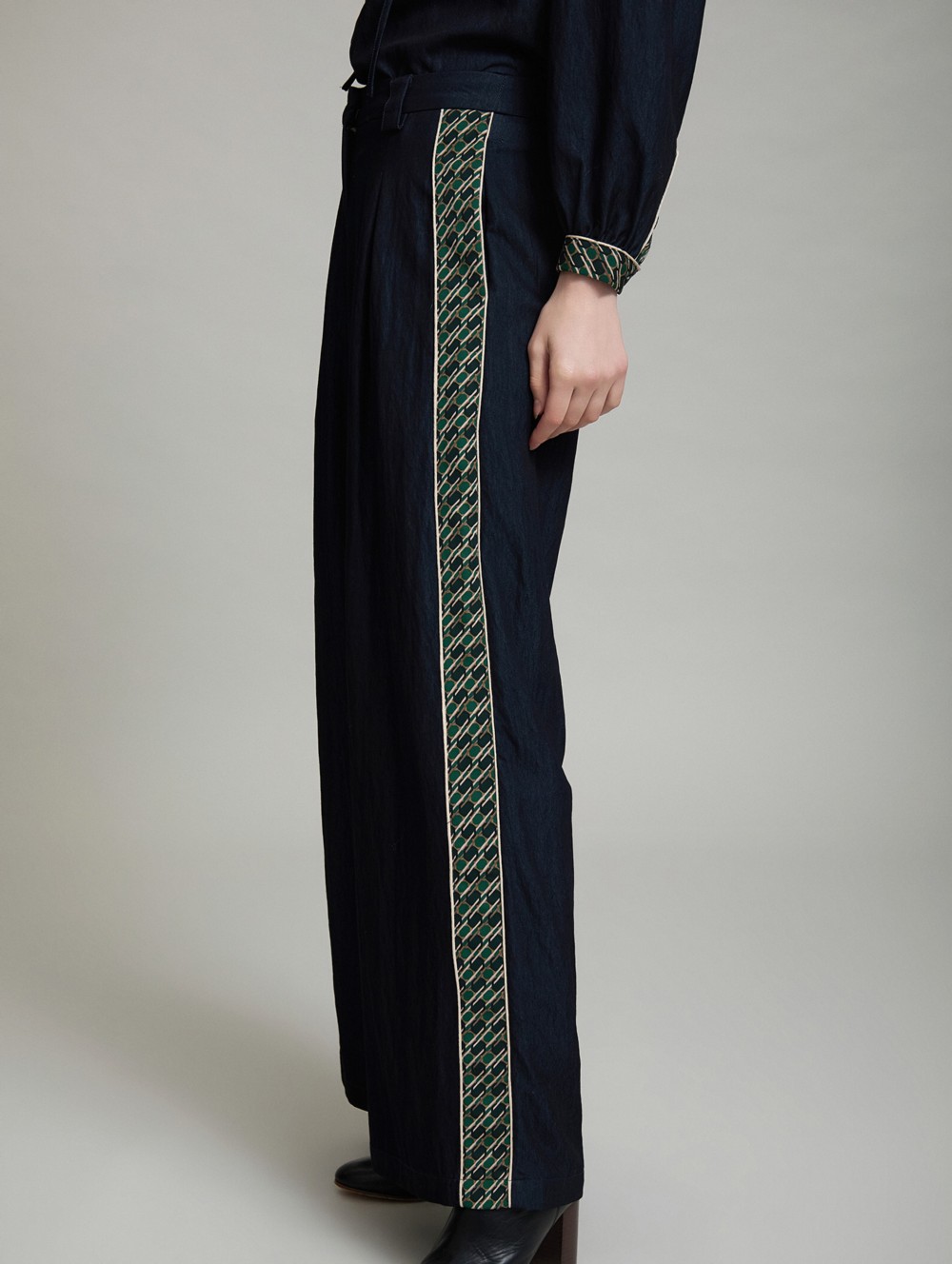 Trousers with contrast print
