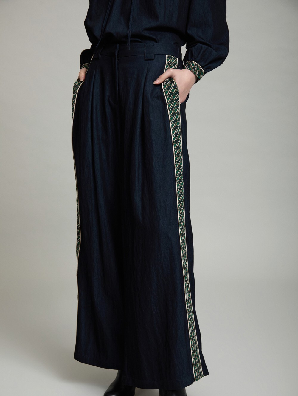 Trousers with contrast print