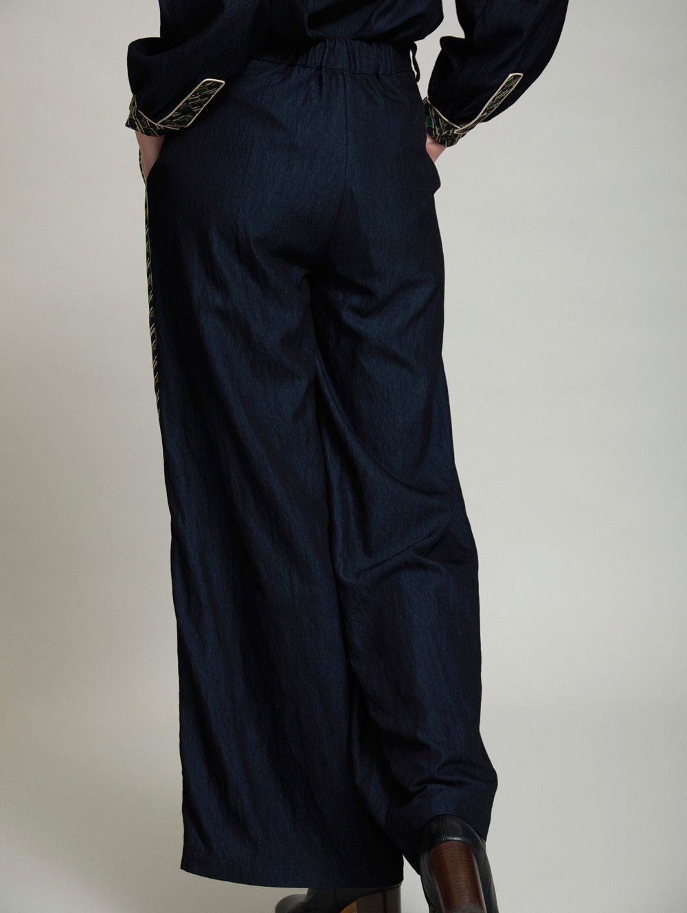 Trousers with contrast print
