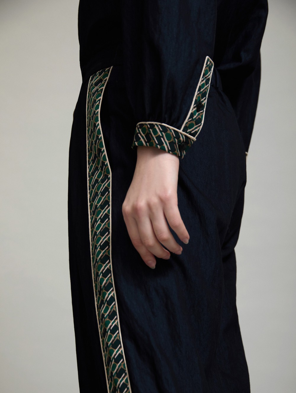 Trousers with contrast print