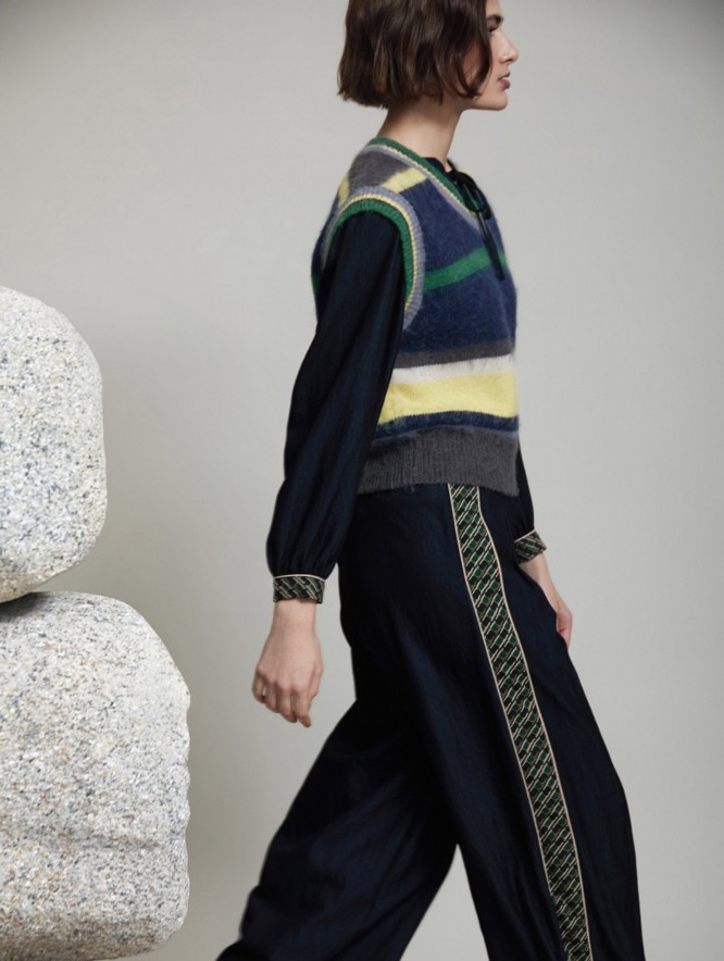 Trousers with contrast print