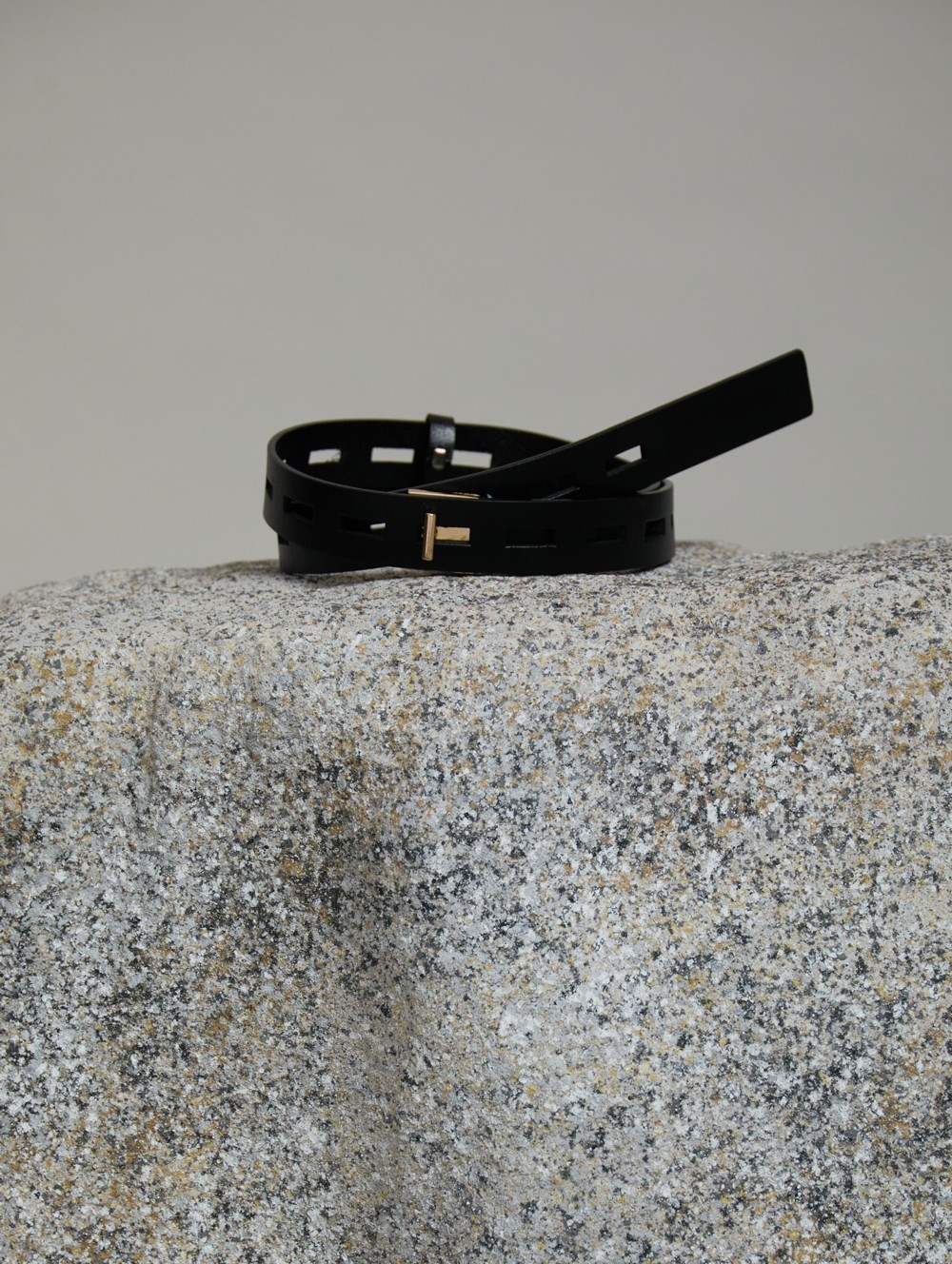 Cut-out leather belt