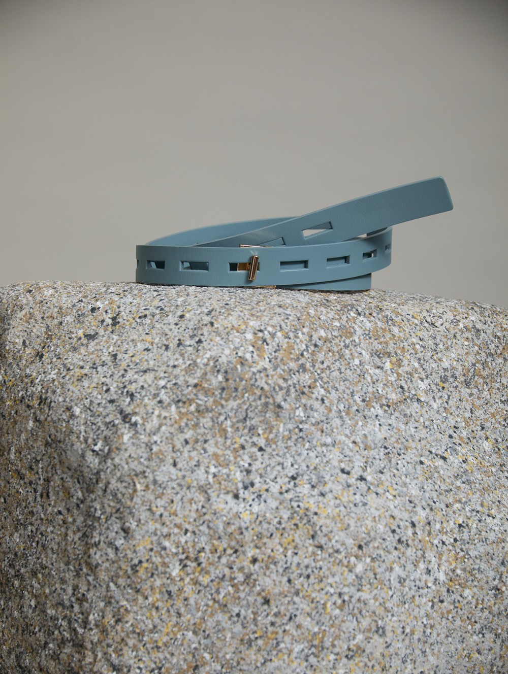 Cut-out leather belt