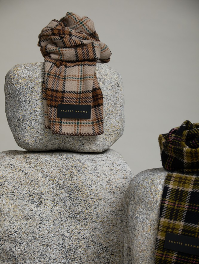Checked jacquard knit scarf