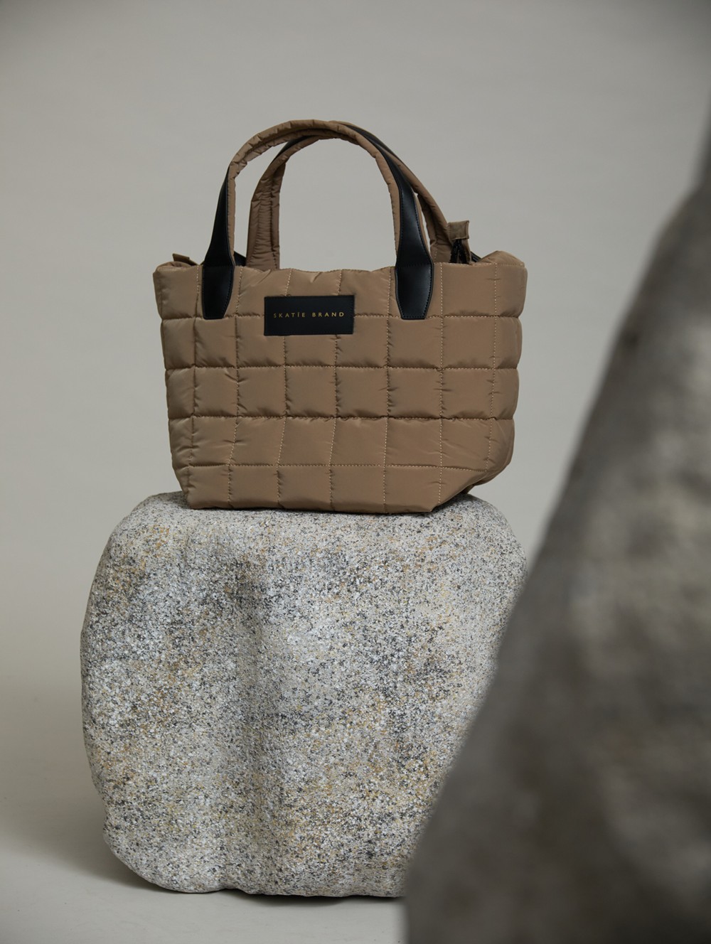 Maxi padded tote bag