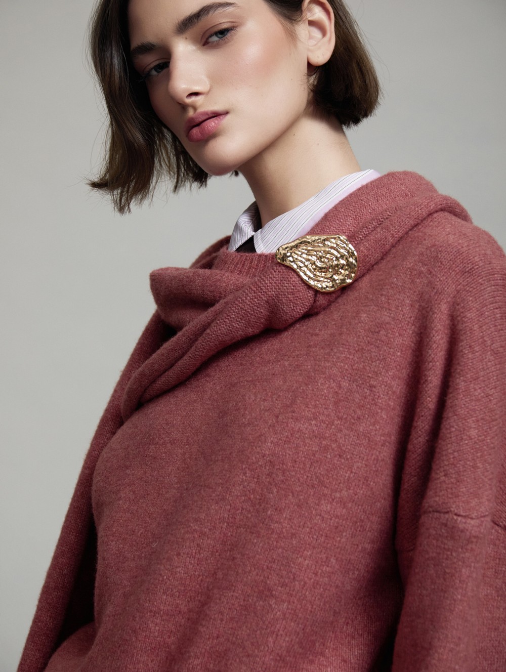 Sweater with gold brooch scarf