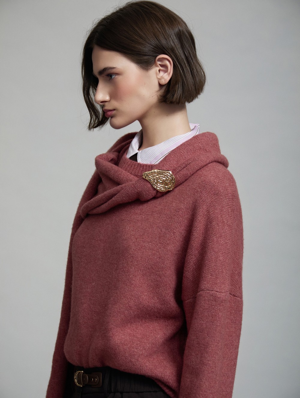 Sweater with gold brooch scarf