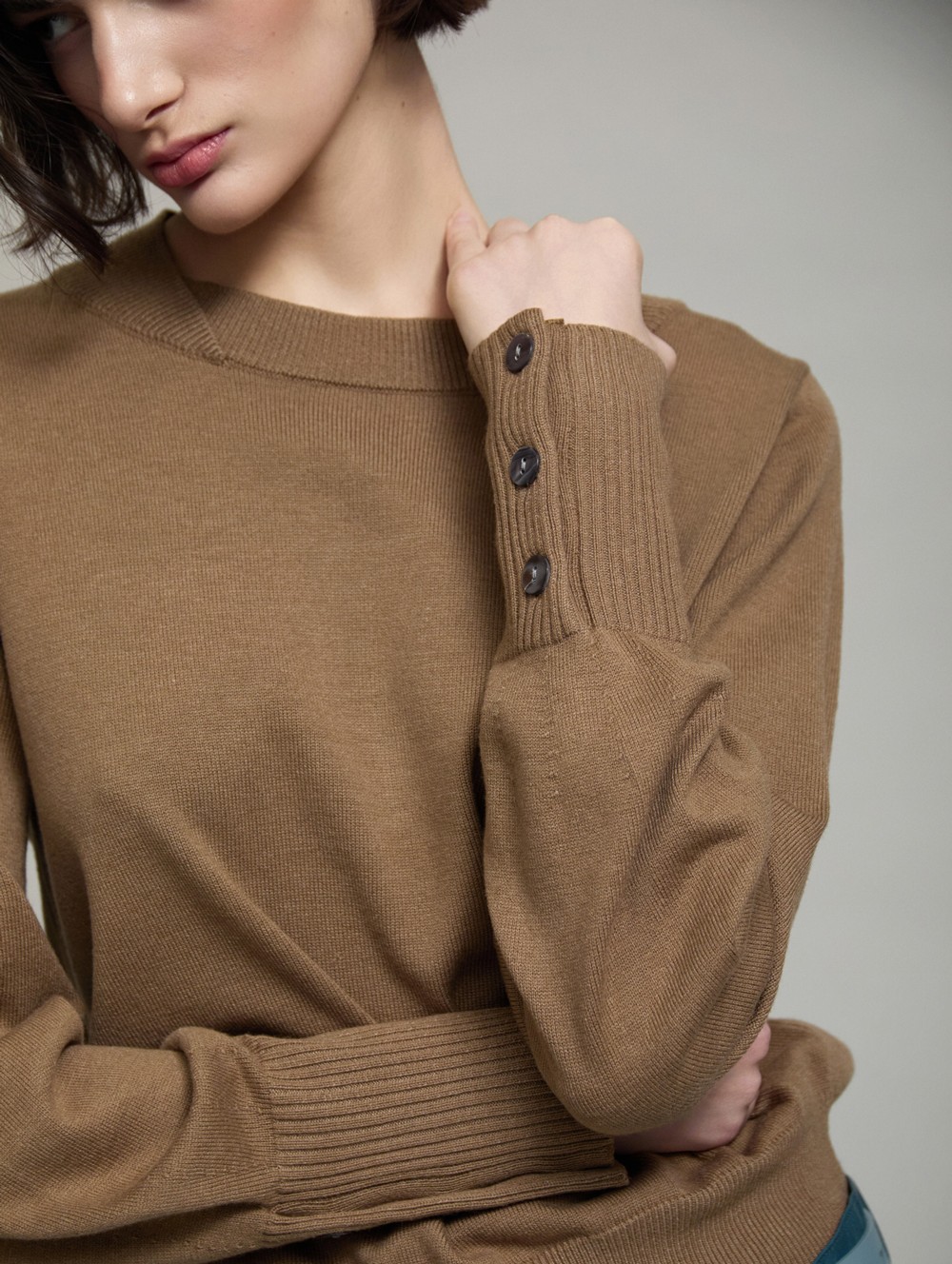 Sweater cuff buttons
