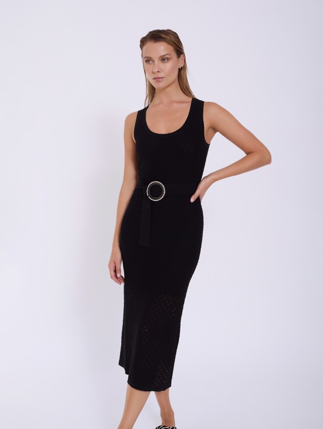 Vestido calado con cinturón