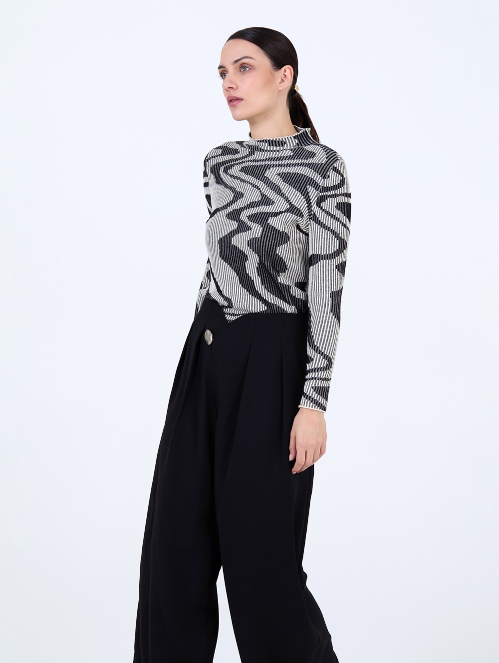 Plated sweater with waves 2