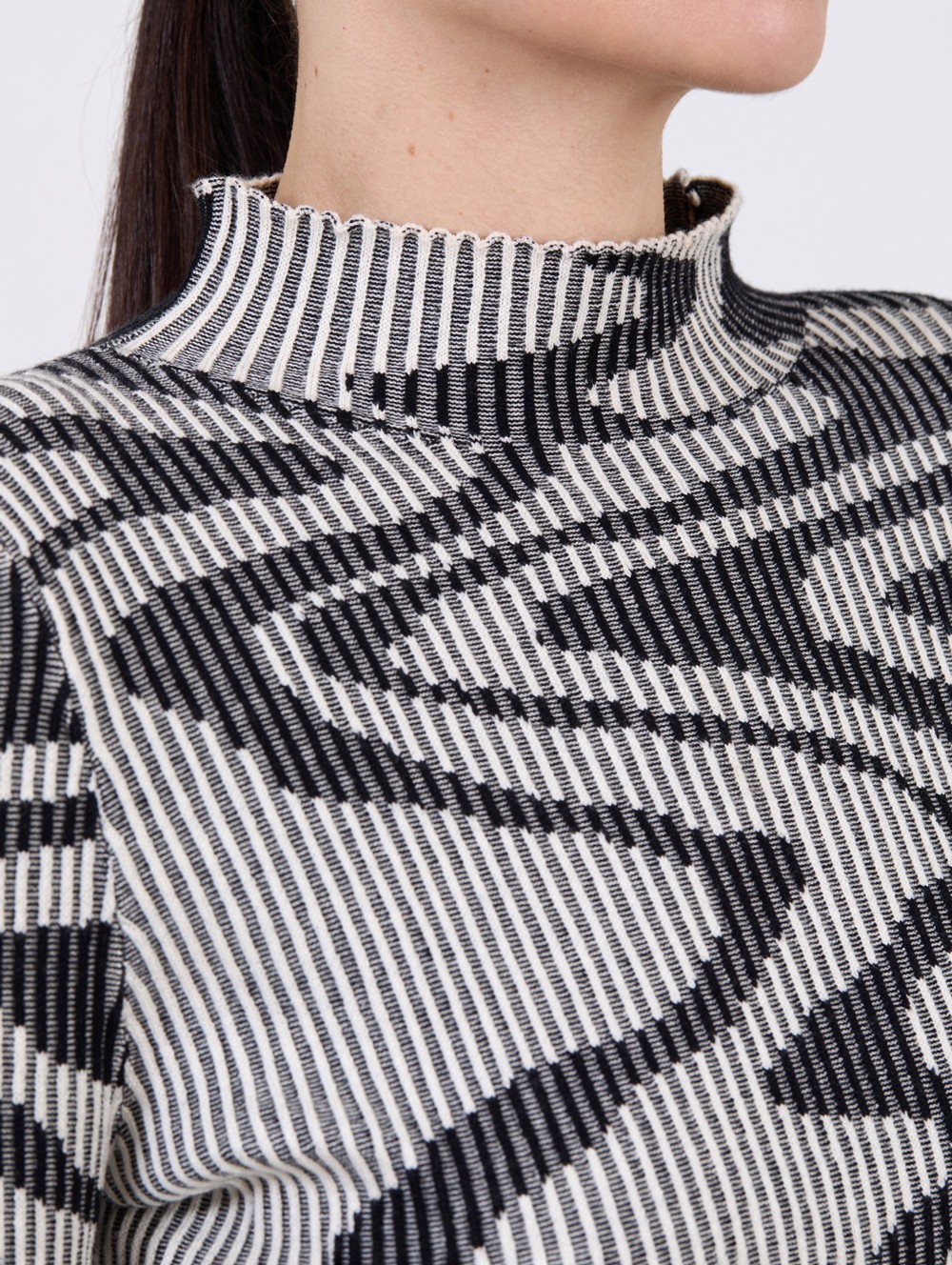 Plated sweater with waves 5