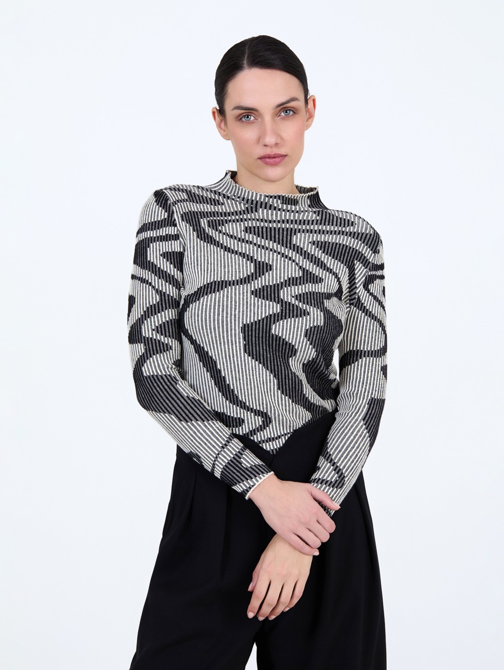 Plated sweater with waves 4