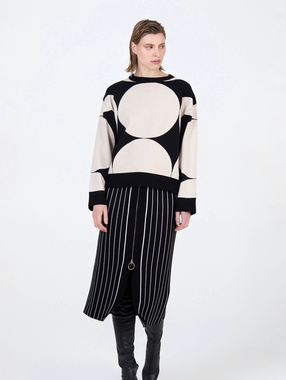 Jacquard sweater with circles 1