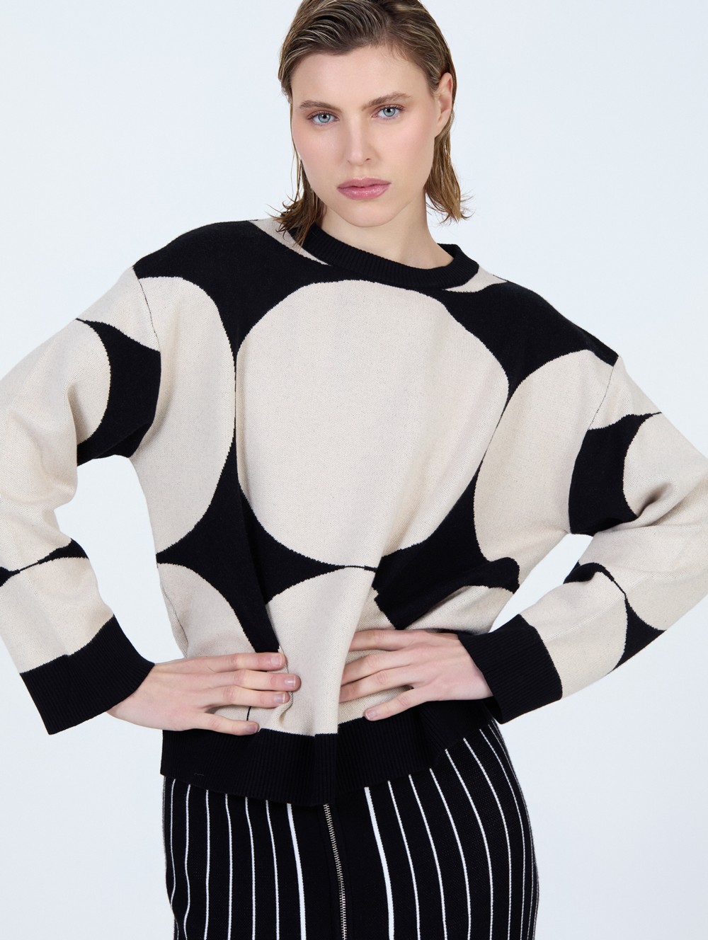 Jacquard sweater with circles 5
