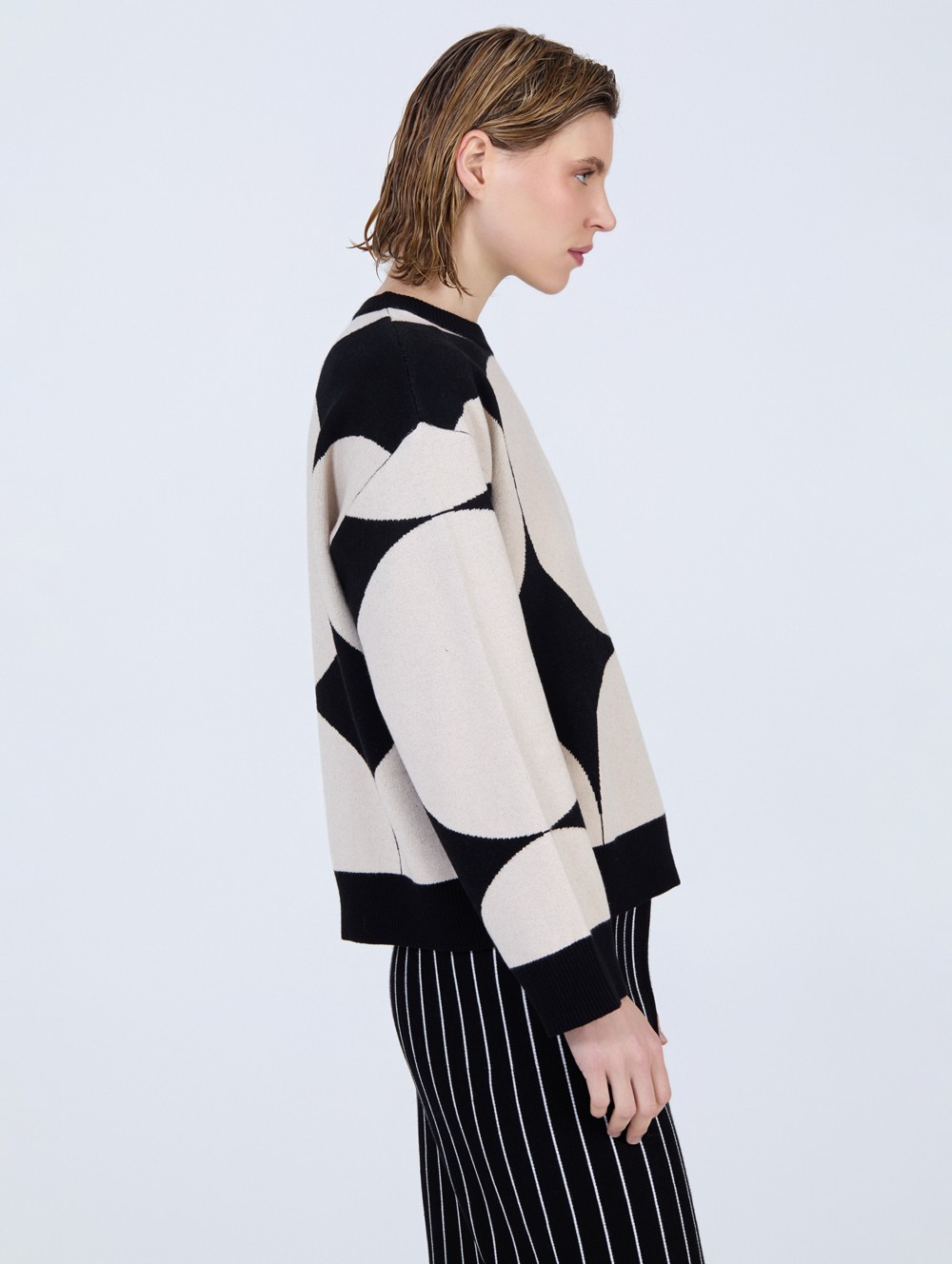 Jacquard sweater with circles 6