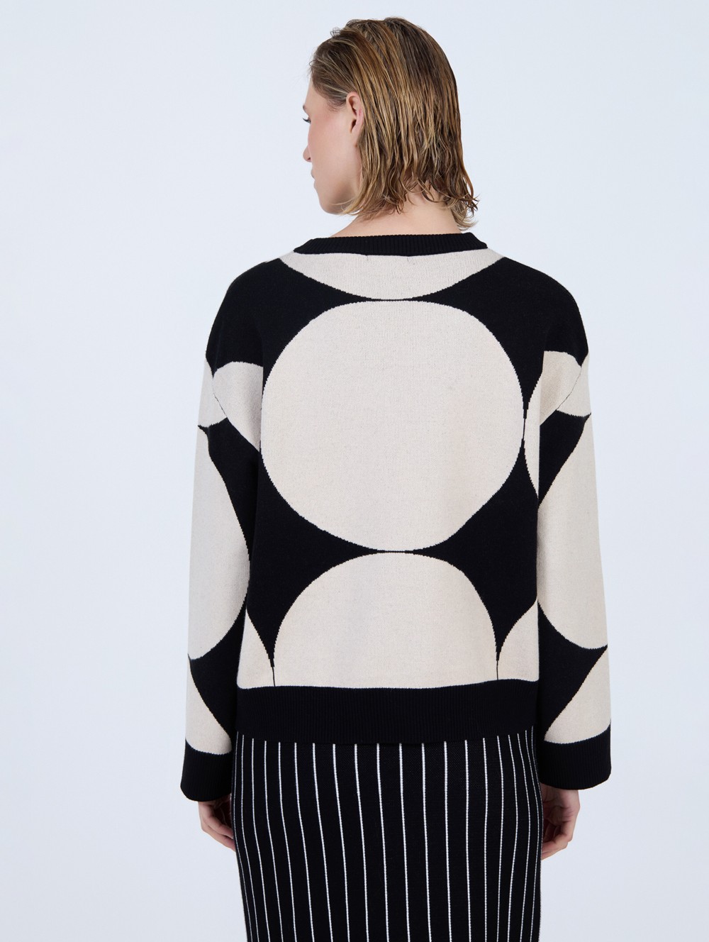 Jacquard sweater with circles 4