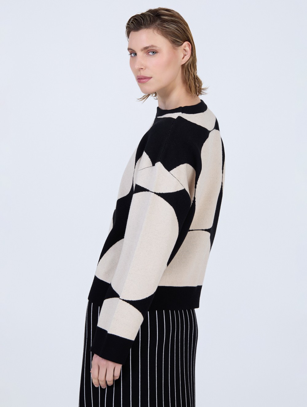Jacquard sweater with circles 3