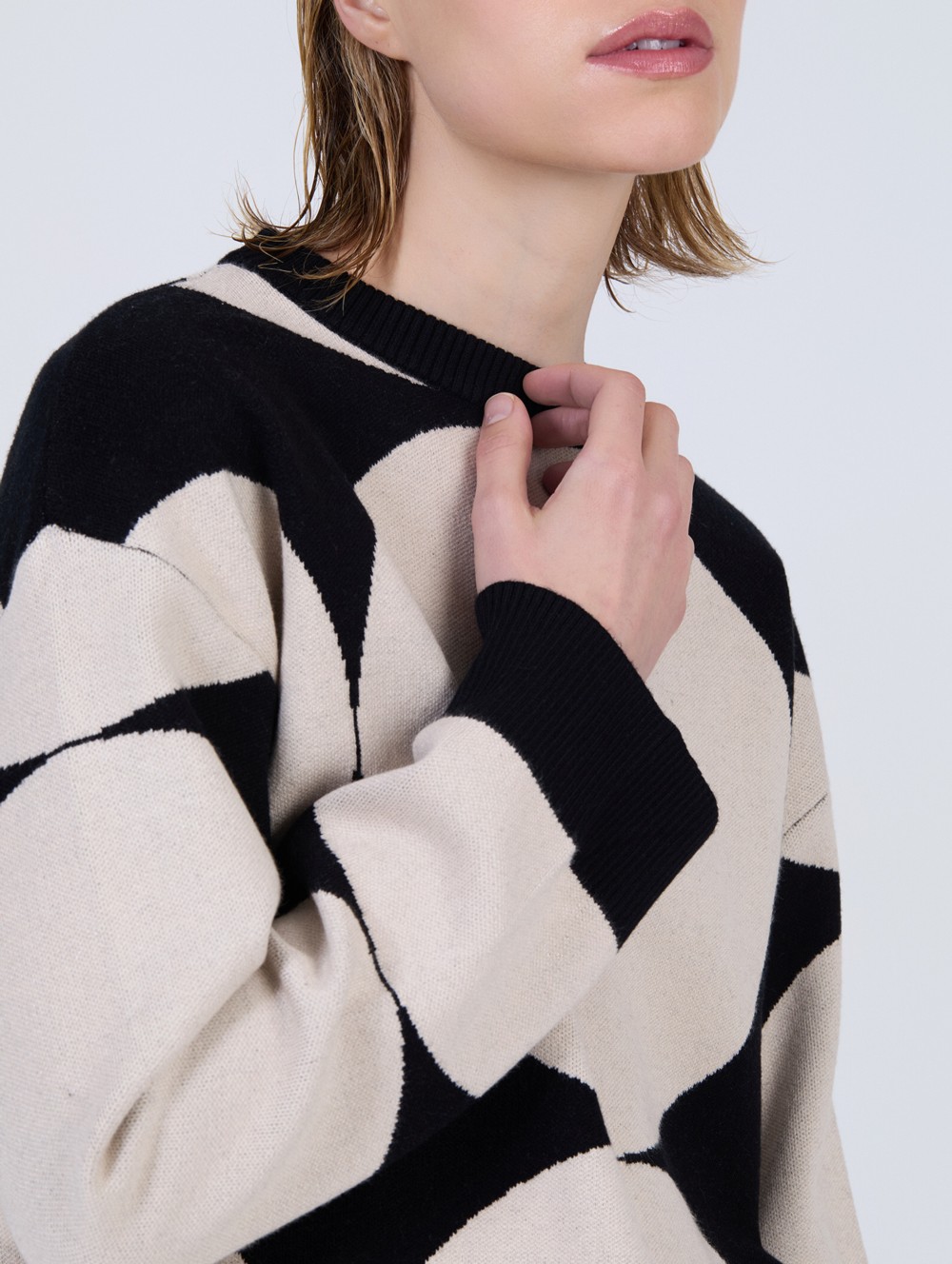 Jacquard sweater with circles 7