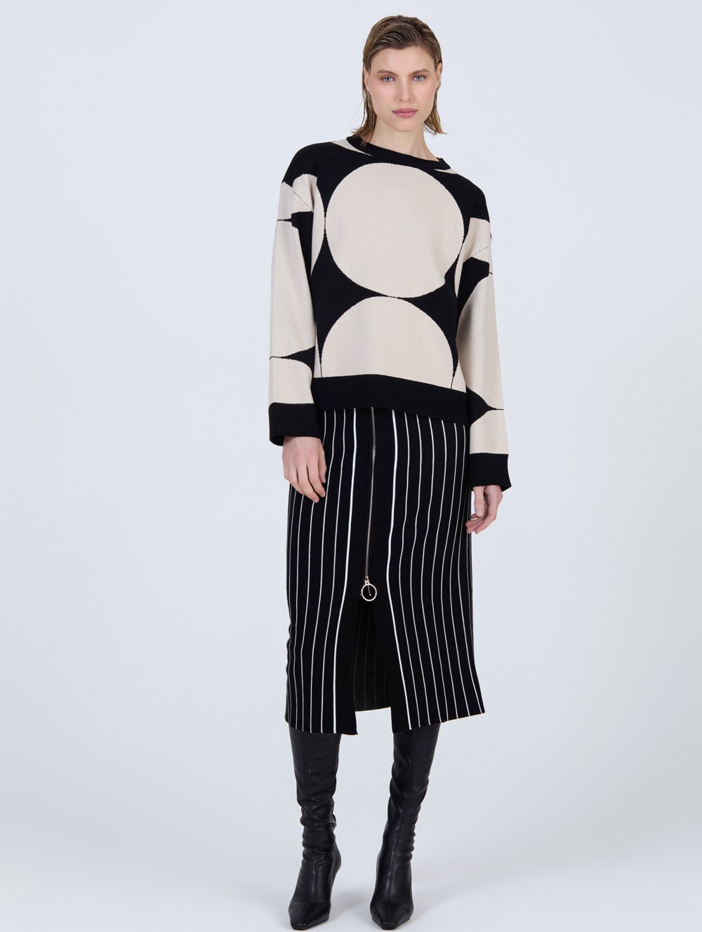 Jacquard sweater with circles 2