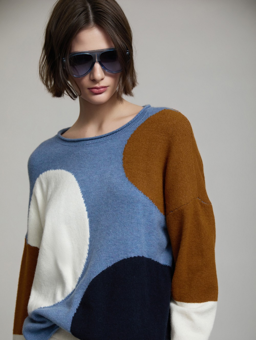Sweater with semicircle intarsia