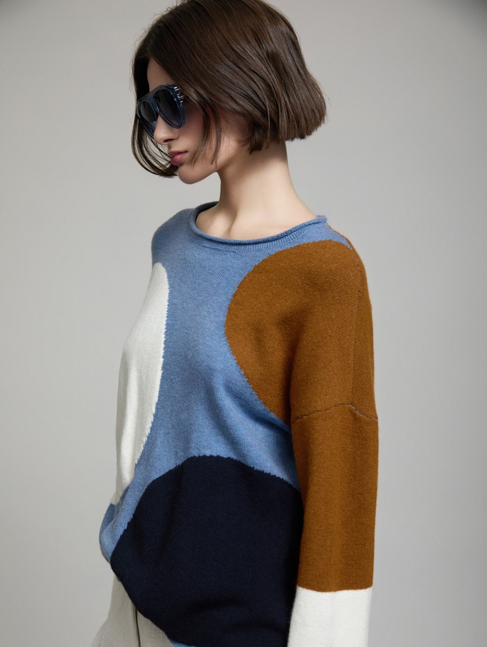 Sweater with semicircle intarsia