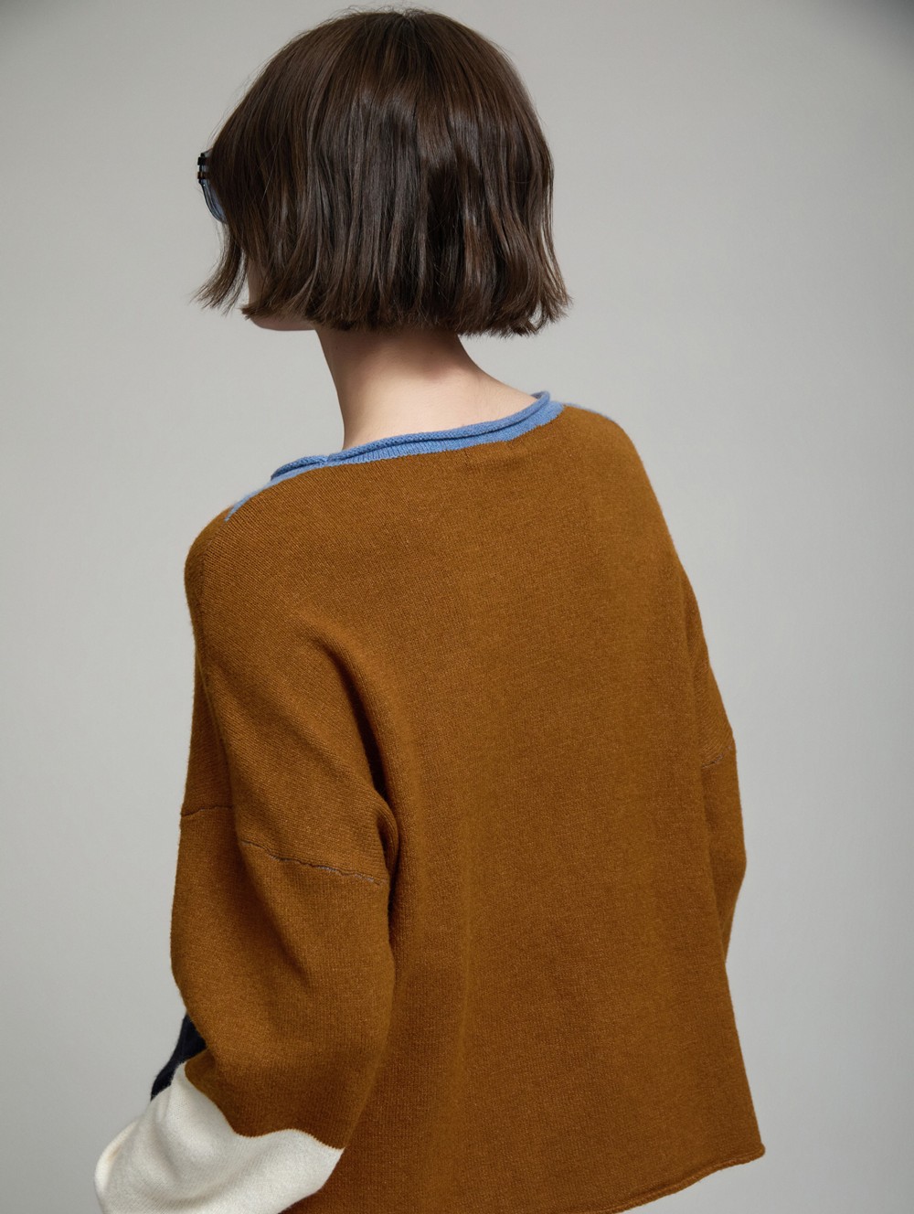 Sweater with semicircle intarsia