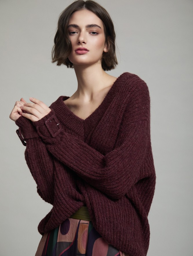 V-neck sweater buckle