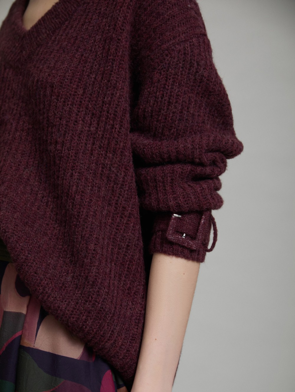 V-neck sweater buckle