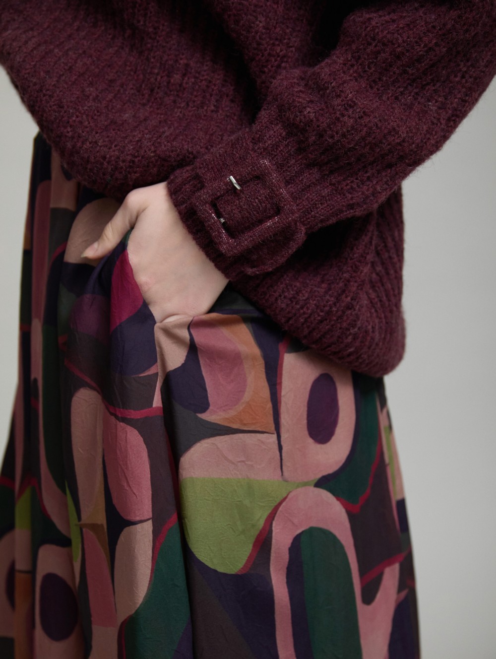 V-neck sweater buckle