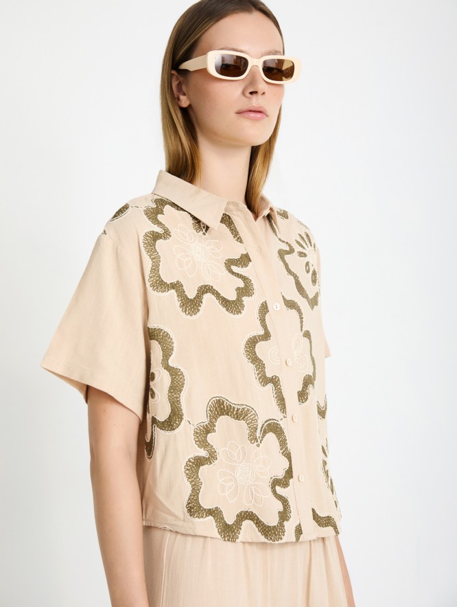 Shirt with floral embroidery