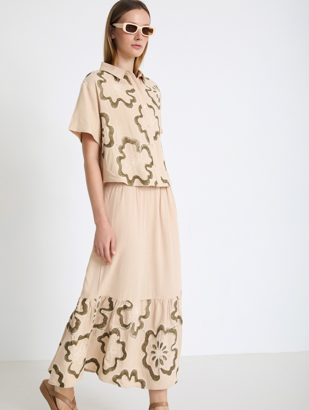 Shirt with floral embroidery