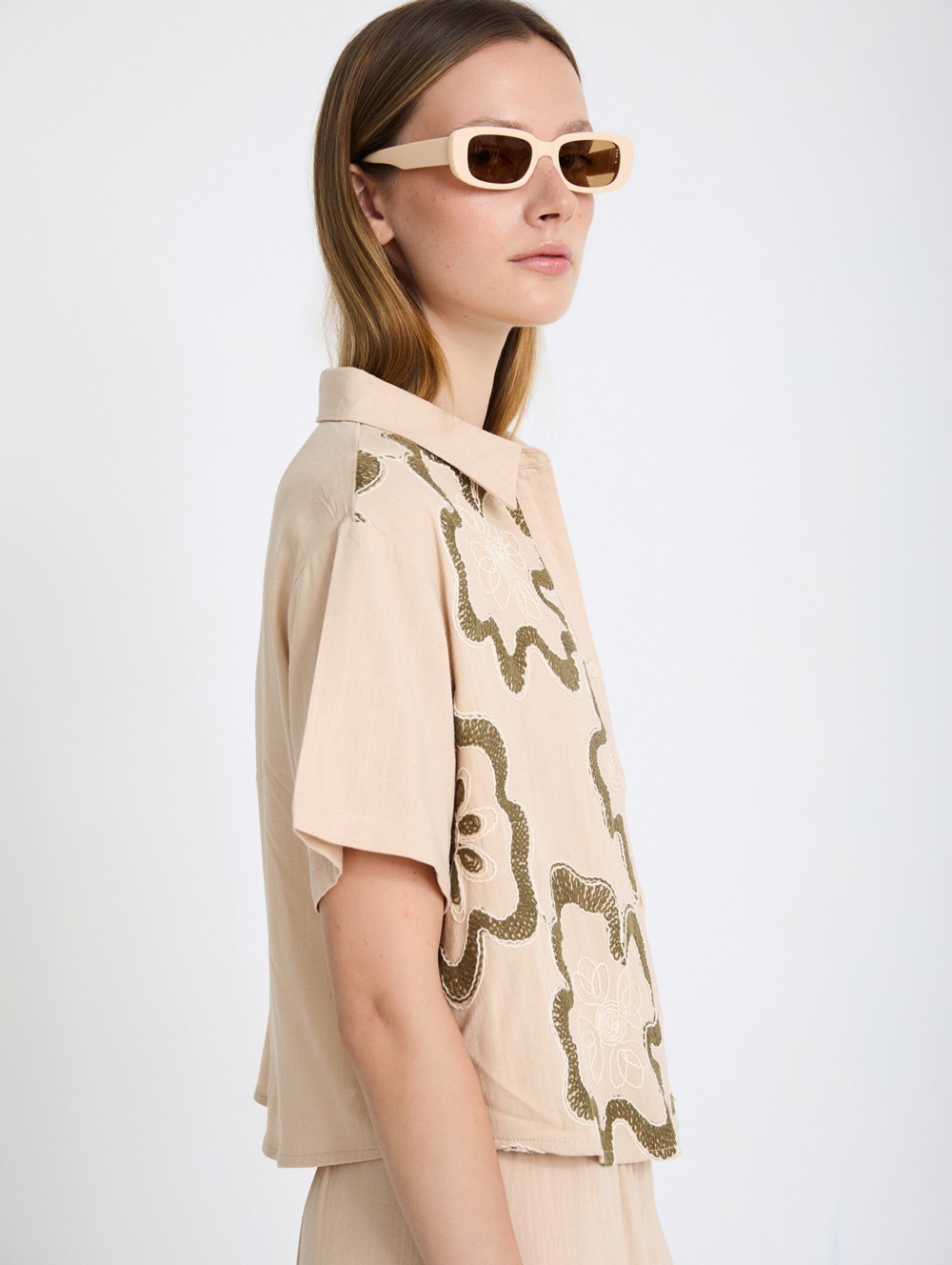 Shirt with floral embroidery