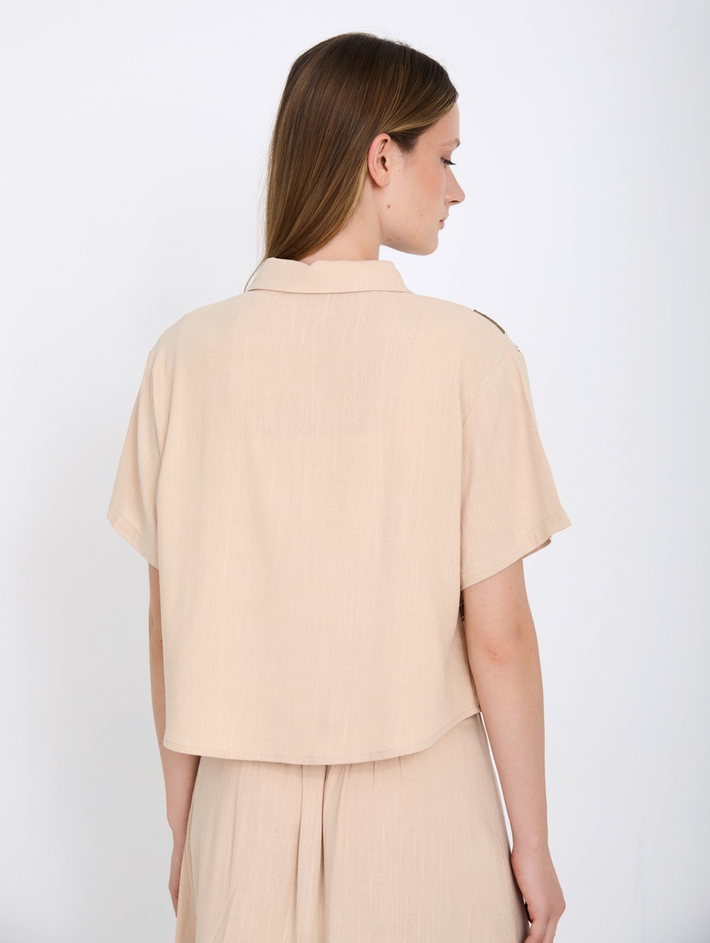 Shirt with floral embroidery