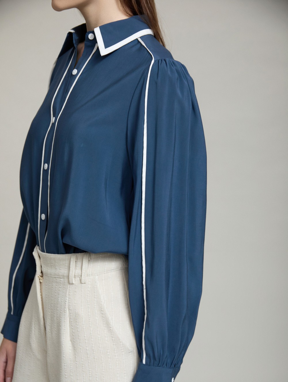 Contrast piping soft shirt