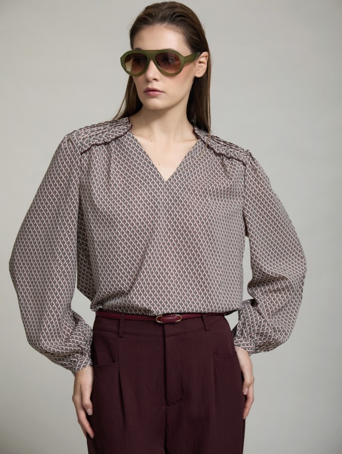 Geometric print fluid blouse