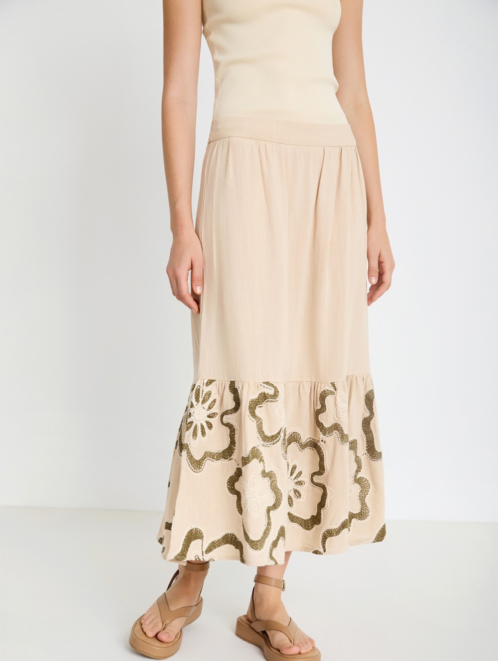 Skirt with floral embroidery