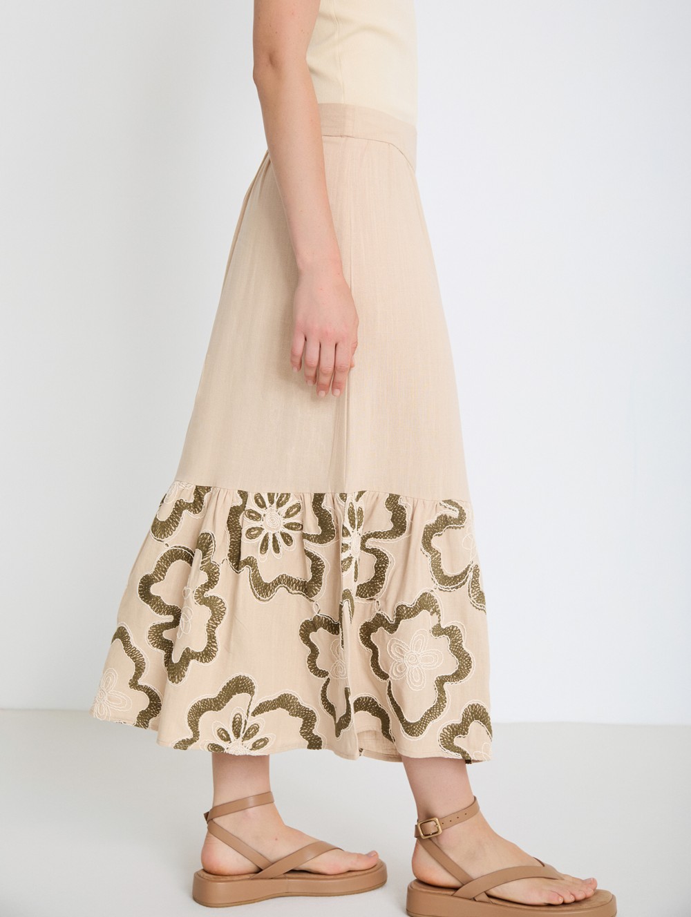 Skirt with floral embroidery