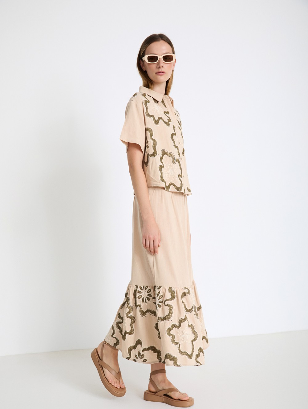 Skirt with floral embroidery